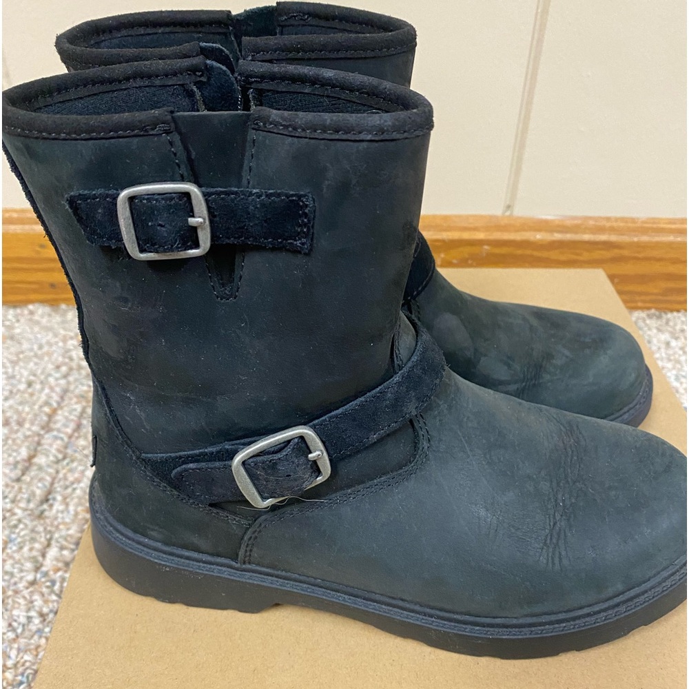UGG Kinzey Weather Boys boot size 4 Black like new, barely worn